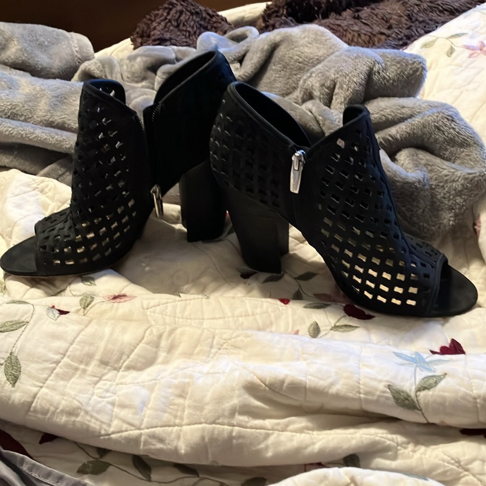 2/$40 Vince Camuto Black Cutout Heeled Booties Inside Zipper Open Toed SZ 9.5M - Picture 4 of 12